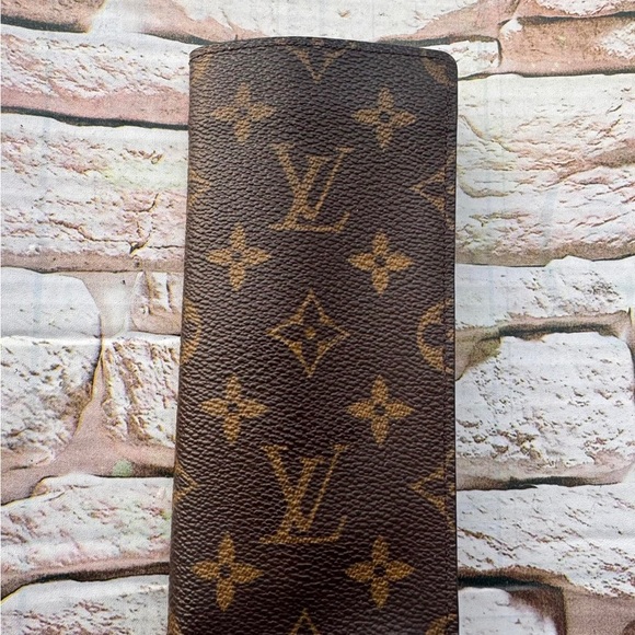 Louis Vuitton Monogram Sunglass Case in great condition - Picture 12 of 12